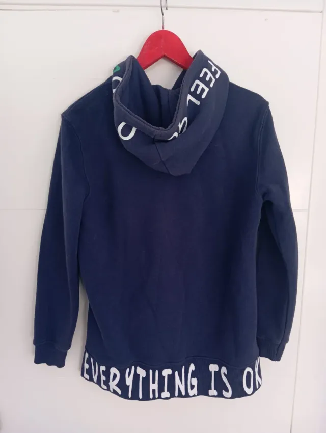 Sudadera azul con cremallera y capucha