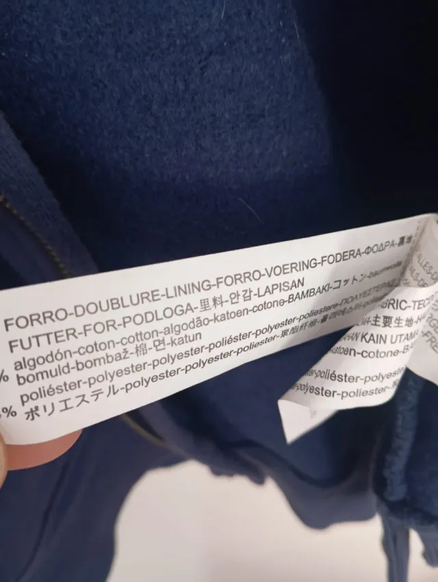 Sudadera azul con cremallera y capucha