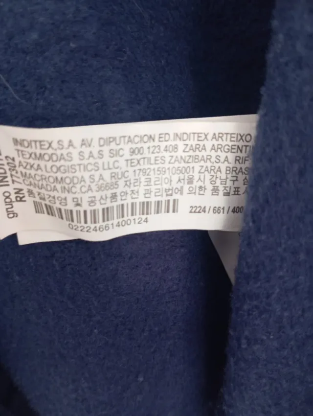 Sudadera azul con cremallera y capucha