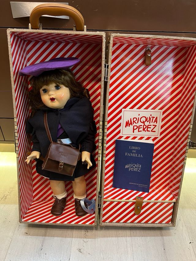 Muñeca Mariquita Pérez Maleta Libro Familia