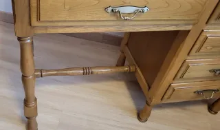 Escritorio de madera clásico con cajones, Calidad.