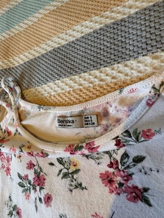 Camiseta floral con hombros descubiertos