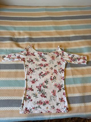 Camiseta floral con hombros descubiertos