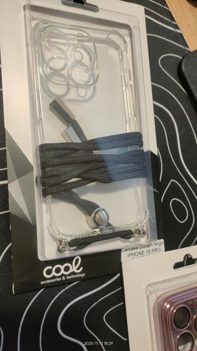 Funda iPhone 15 Pro con cordón negro