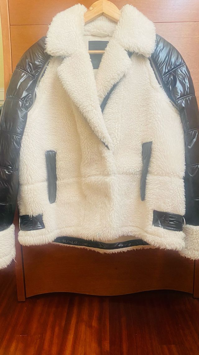 Parka acharolada y borreguito convertible