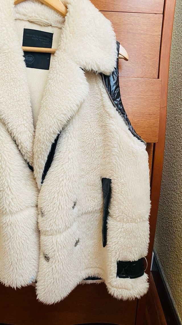 Parka acharolada y borreguito convertible