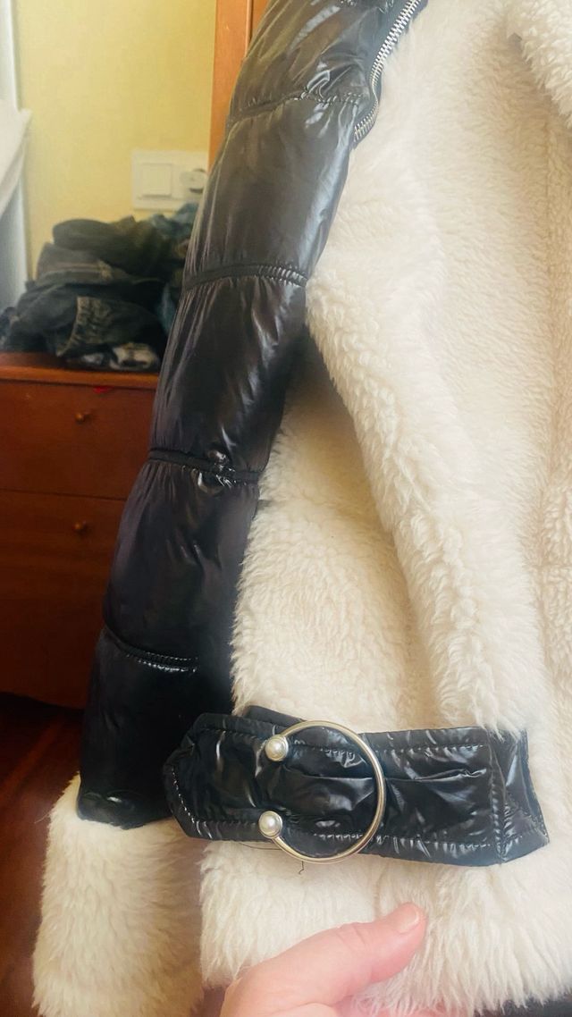 Parka acharolada y borreguito convertible