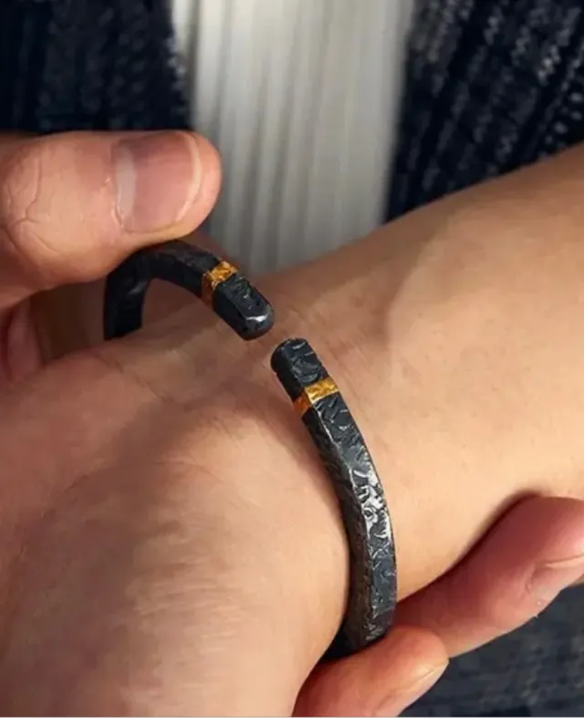 Pulsera ajustable en carbón