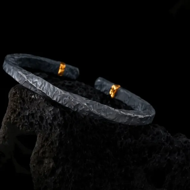 Pulsera ajustable en carbón