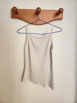 Camiseta beige de tirantes con encaje