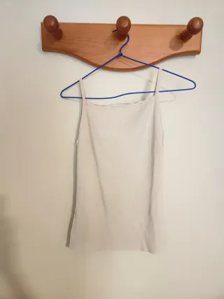 Camiseta beige de tirantes con encaje