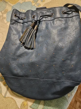 Bolso azul con tachuelas