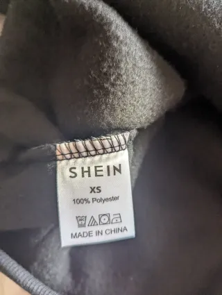 Sudadera negra con estampado