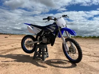Moto Yamaha YZ 85 Azul y Blanca