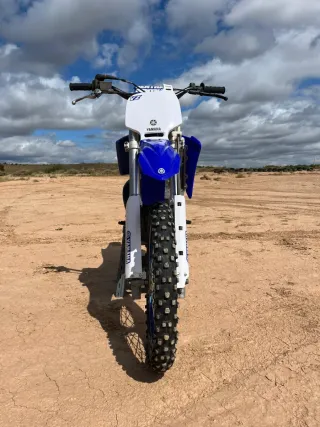 Moto Yamaha YZ 85 Azul y Blanca