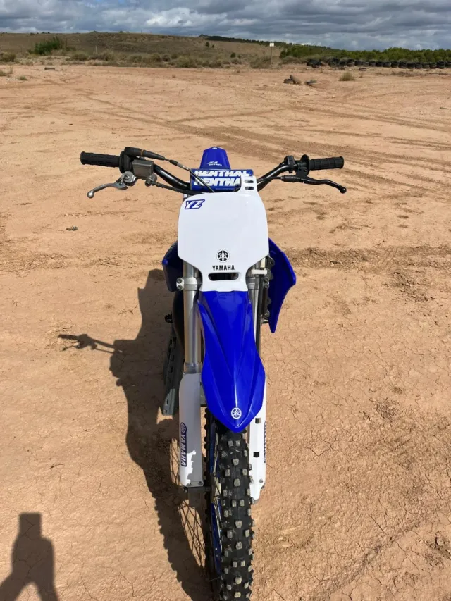 Moto Yamaha YZ 85 Azul y Blanca