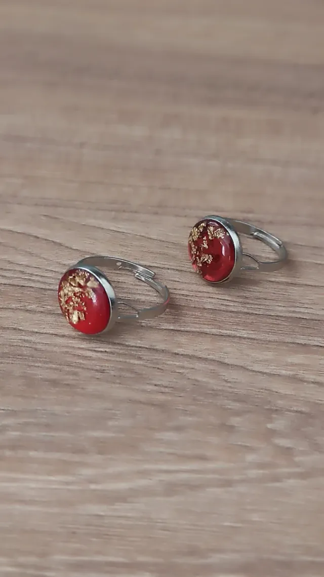 Anelli artigianali rossi con dettagli oro