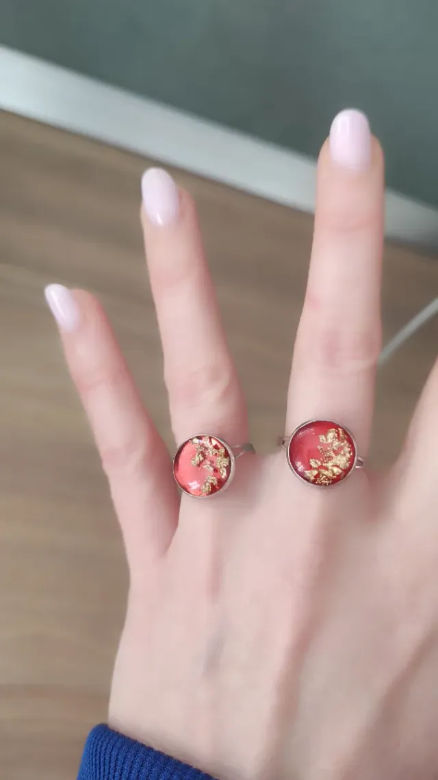 Anelli artigianali rossi con dettagli oro