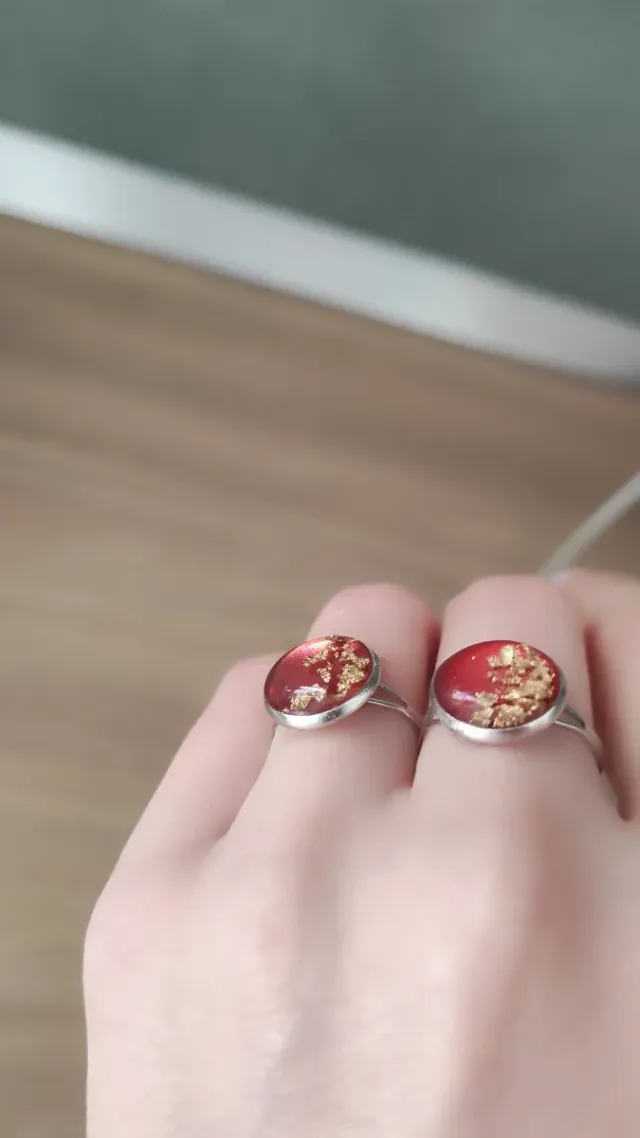 Anelli artigianali rossi con dettagli oro