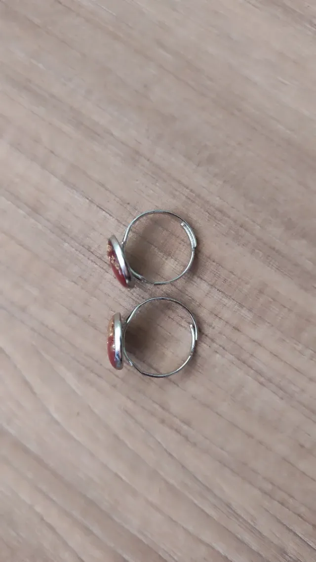 Anelli artigianali rossi con dettagli oro