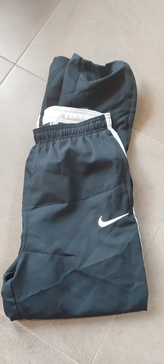Pantalón deportivo Nike negro y blanco