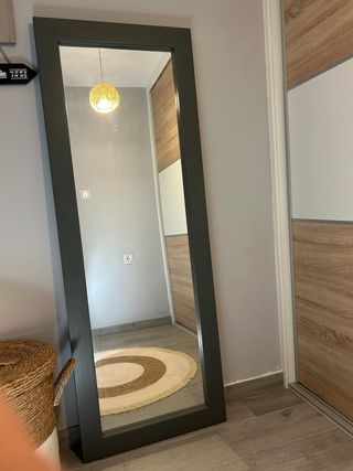 Espejo de pie con marco de madera pintado en gris