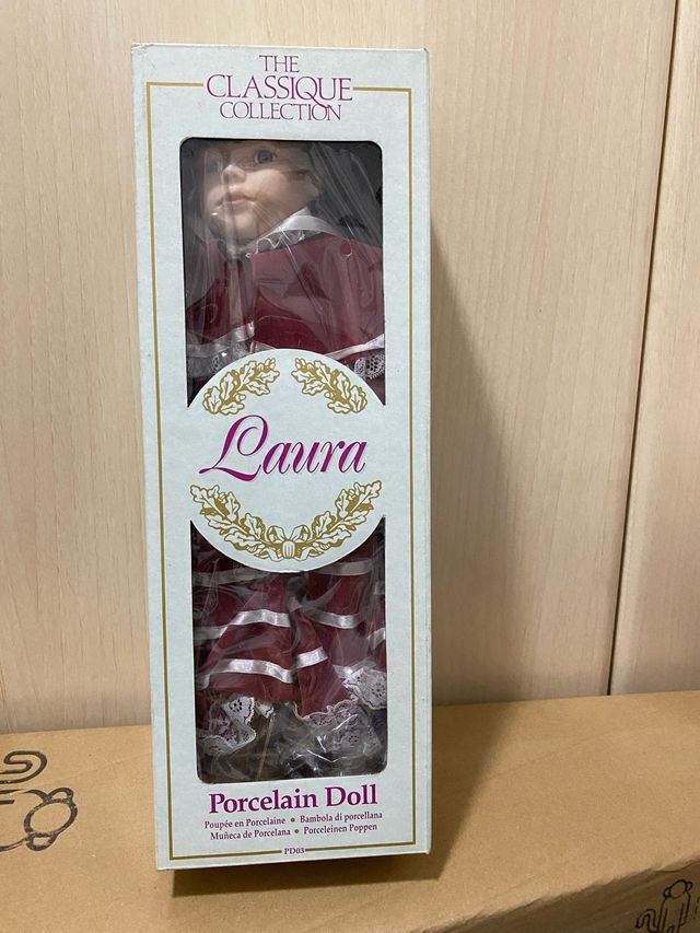 Muñeca de Porcelana Laura Colección Classique