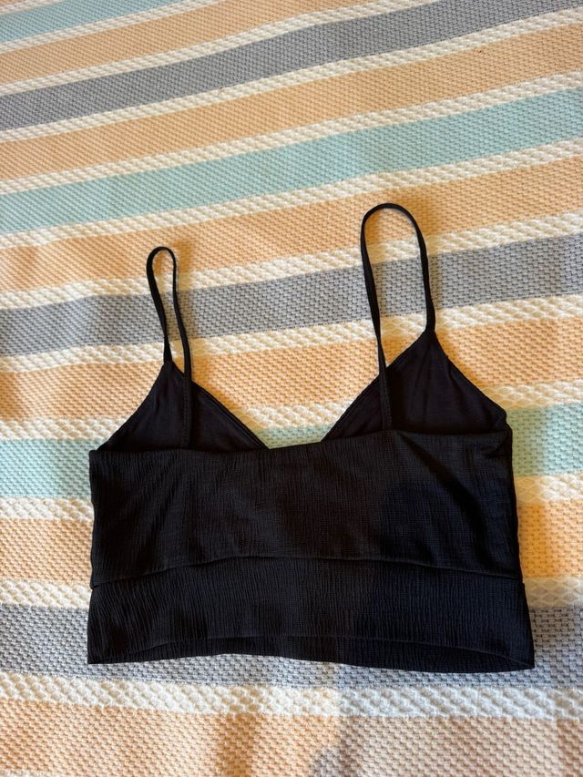 Top Bershka negro fruncido