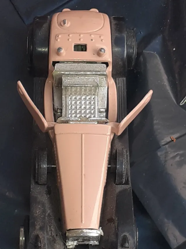 Coche clásico rosa y negro