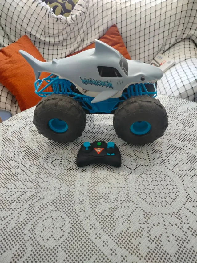 Coche Teledirigido Megalodón Monster Truck