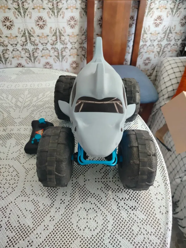 Coche Teledirigido Megalodón Monster Truck
