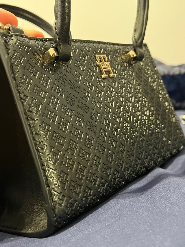 Bolso Tommy Hilfiger negro y dorado