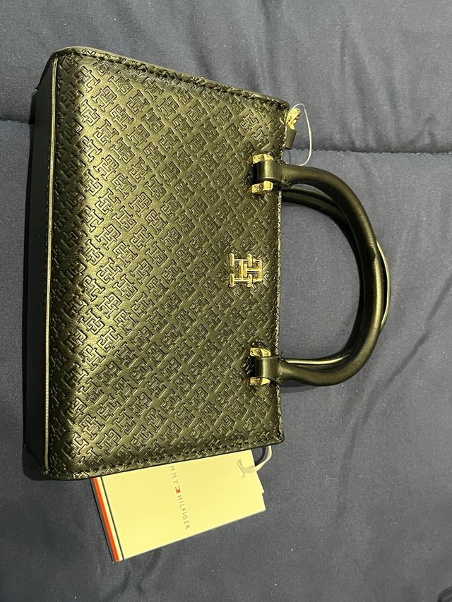 Bolso Tommy Hilfiger negro y dorado