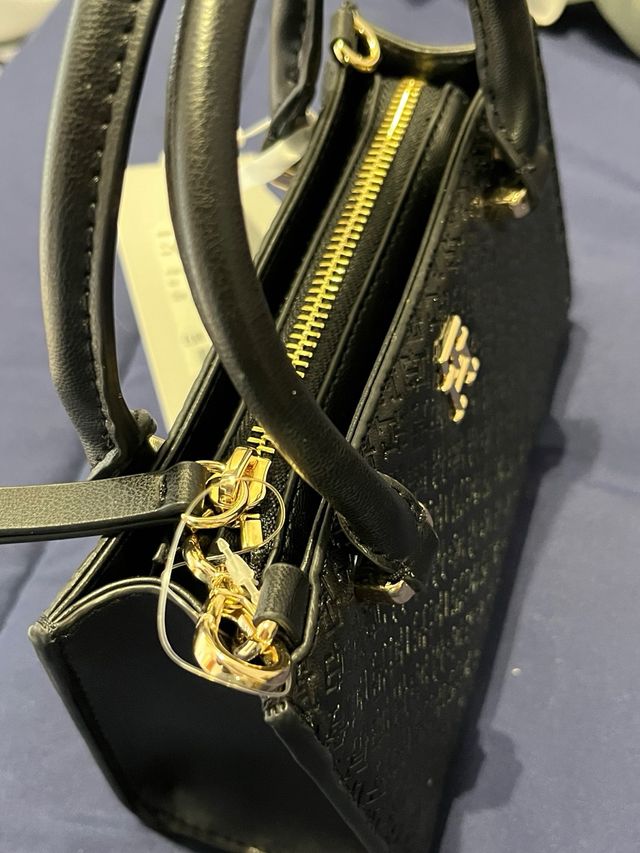 Bolso Tommy Hilfiger negro y dorado