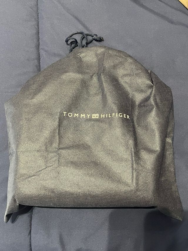 Bolso Tommy Hilfiger negro y dorado