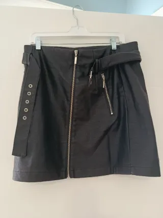 Falda polipiel negra con cinturón