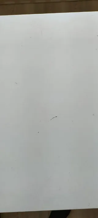 Escritorio infantil blanco de Ikea.