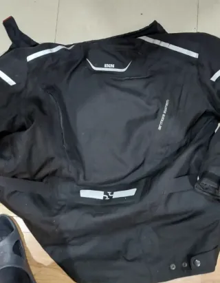Chaqueta de moto negra marca ixs