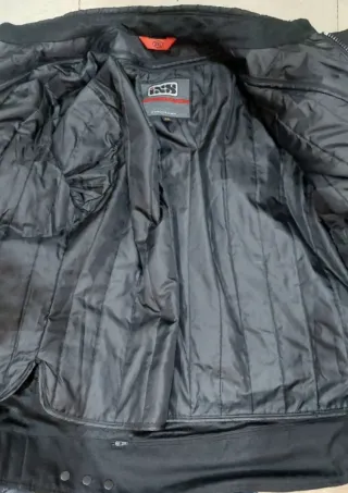 Chaqueta de moto negra marca ixs