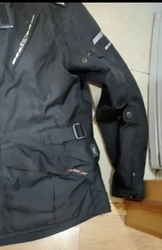 Chaqueta de moto negra marca ixs