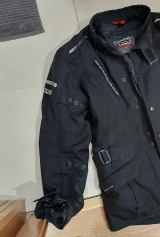 Chaqueta de moto negra marca ixs