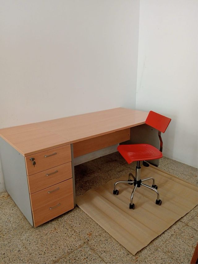 Mesa de despacho y silla de oficina