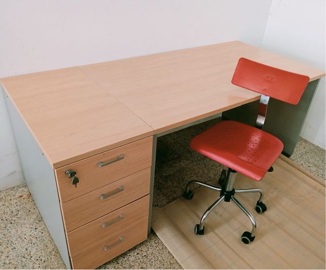 Mesa de despacho y silla de oficina