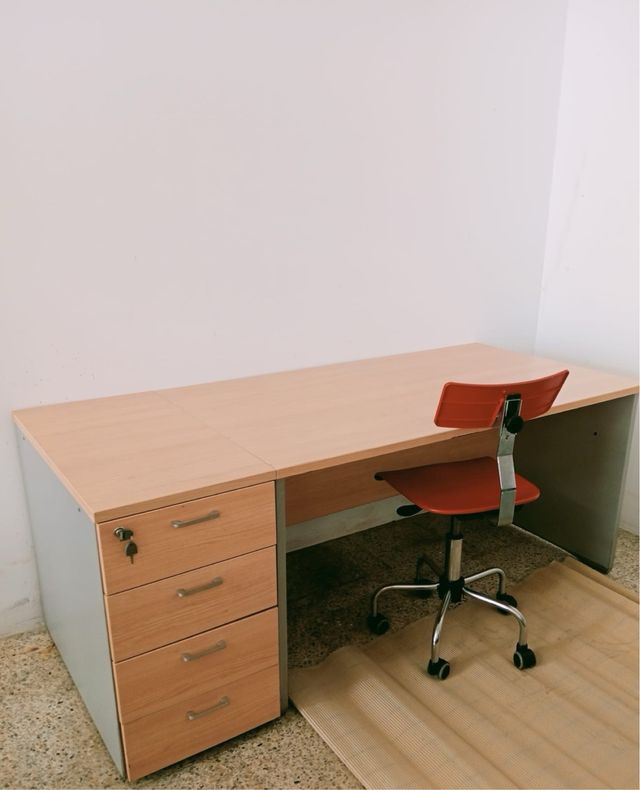Mesa de despacho y silla de oficina
