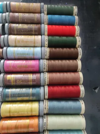 Lote de 30 carretes de hilo Gutermann y presencia