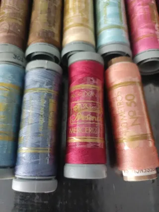Lote de 30 carretes de hilo Gutermann y presencia