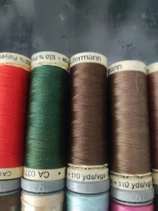 Lote de 30 carretes de hilo Gutermann y presencia