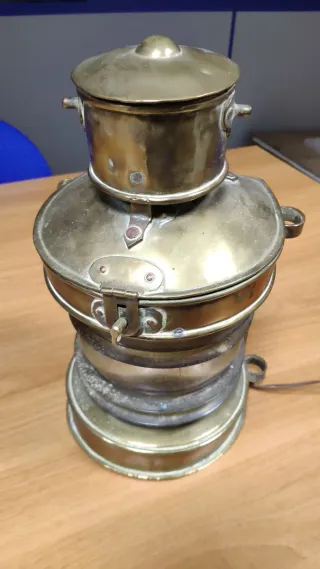 Farol antiguo de barco de latón