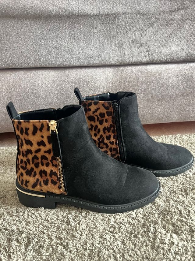 Botas negras con estampado de leopardo