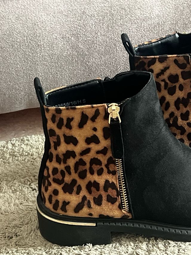 Botas negras con estampado de leopardo